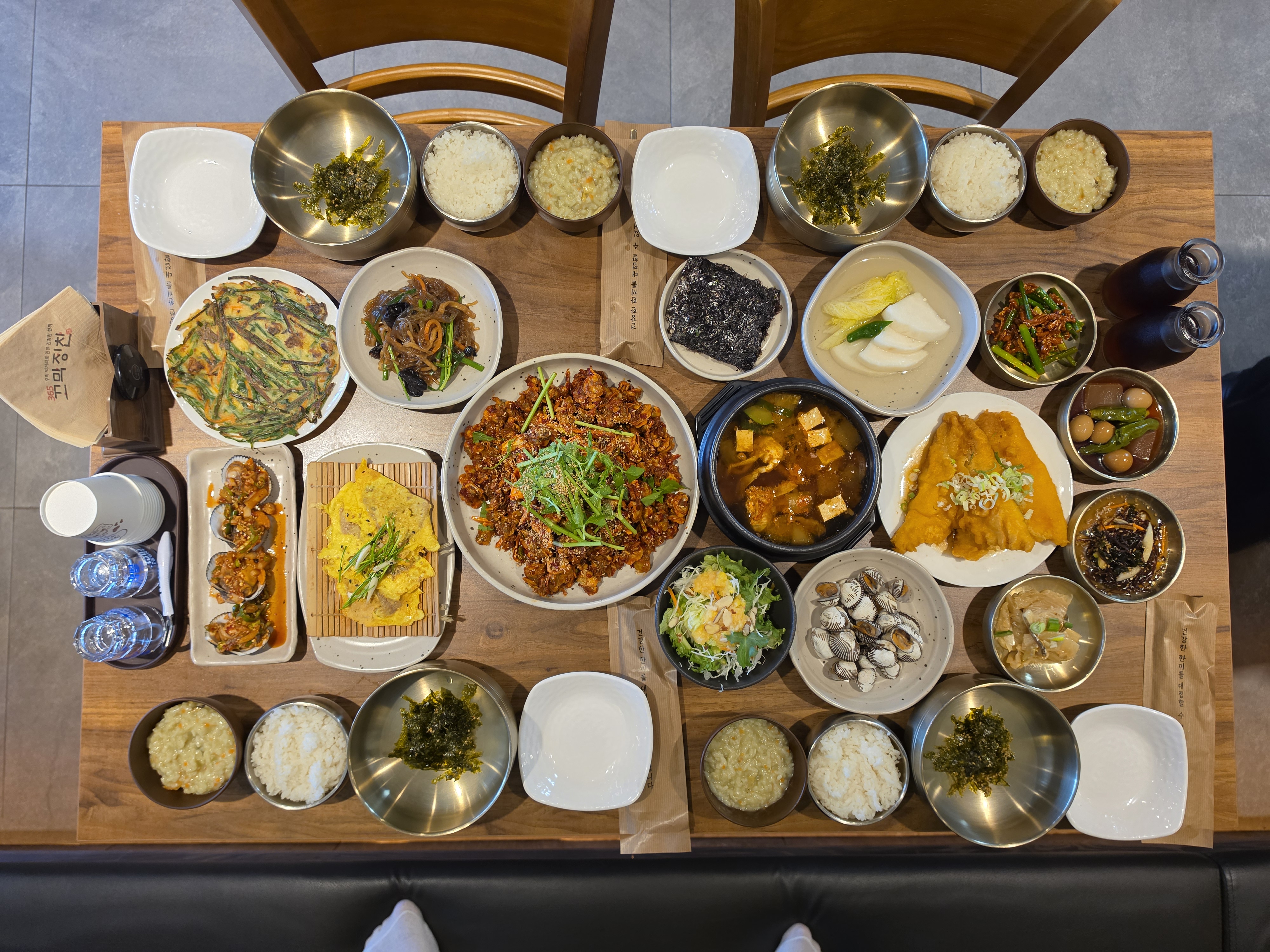 꼬막과 여러 음식이 차려진 365꼬막정찬 식탁