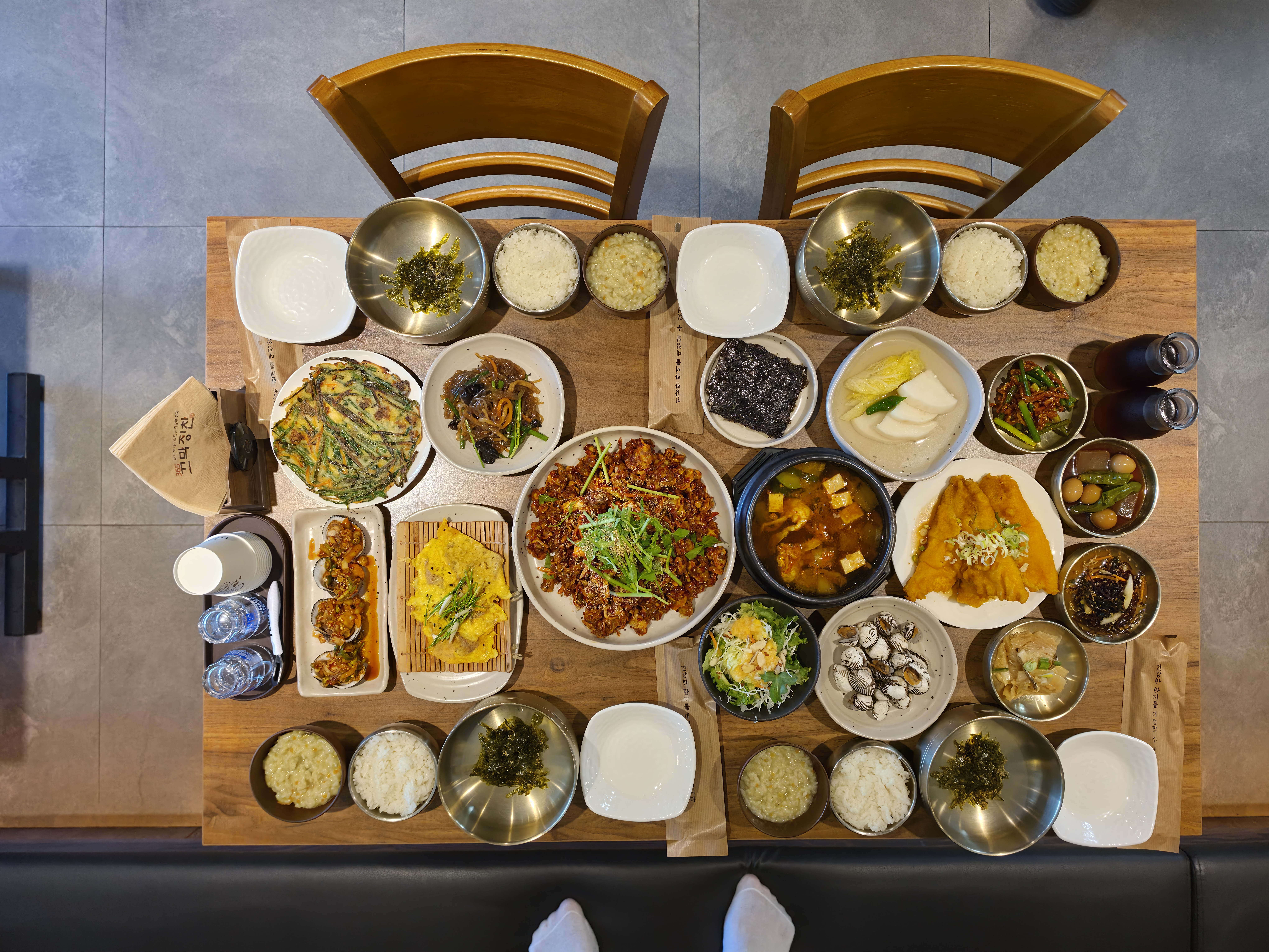 위에서 바라본 꼬막상차림 전체