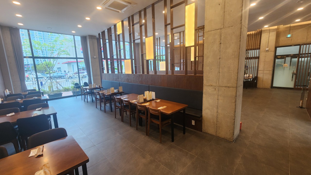 주촌직영점의 넓은 좌석과 테이블